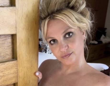 Britney Spears Goes Viral For Releasing Topless And Bottomless Photos Of Her In Ocean